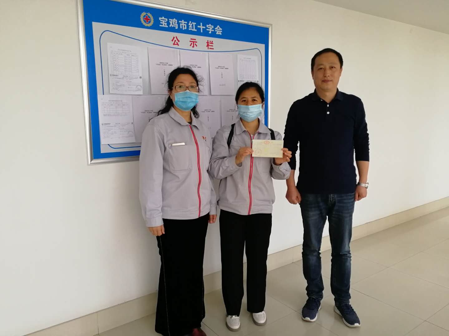 1589249905812183.jpeg 宝光股份36名群众抗疫捐款3780元募捐合影.jpg